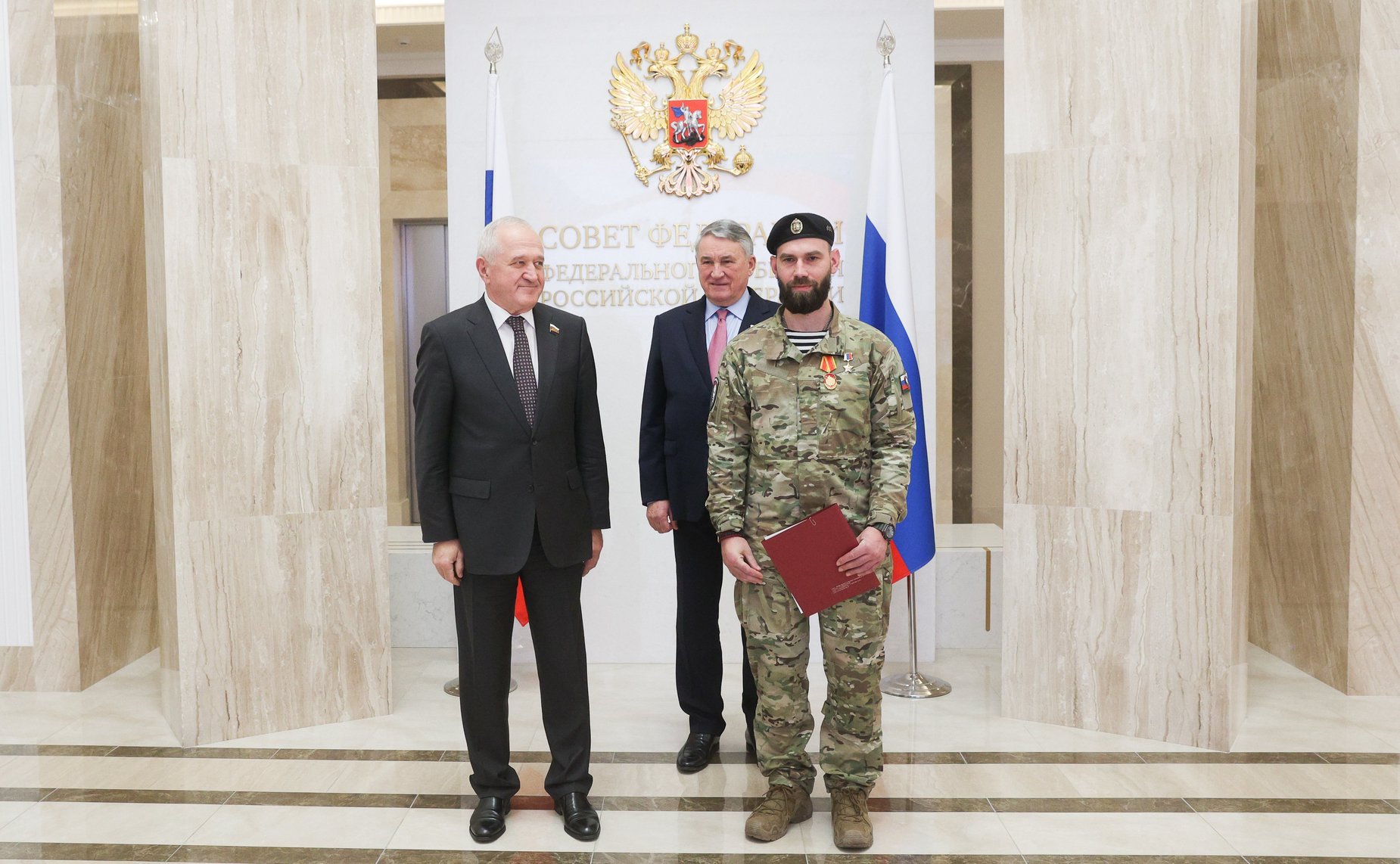 Торжественное награждение военнослужащих в рамках проведения открытия патриотической выставки фотографий военнослужащих Отдельной диверсионной штурмовой бригады «Ветераны»