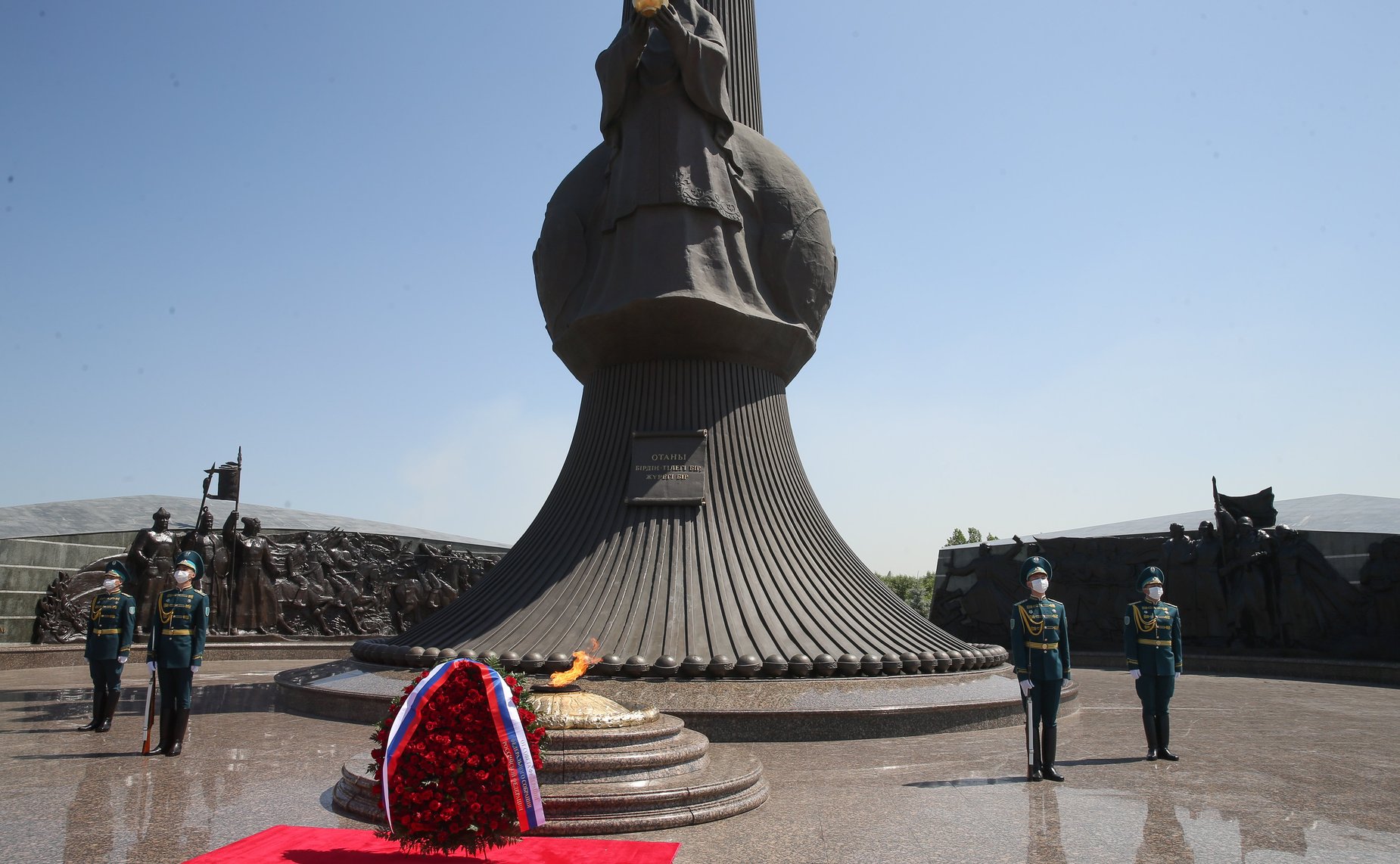 Церемония возложения венка к Монументу защитникам Отечества