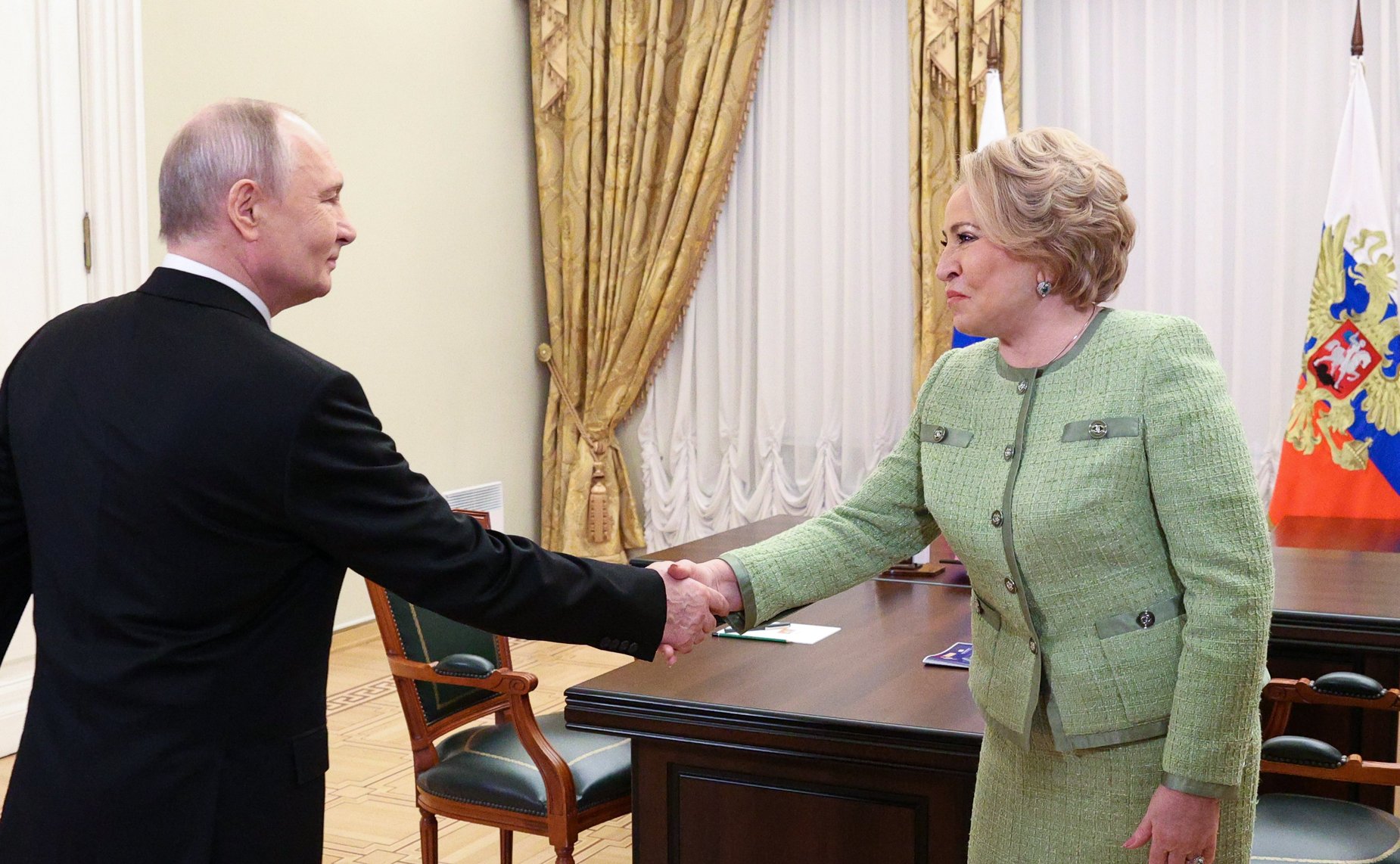 По итогам заседания Совета законодателей состоялась встреча Президента Российской Федерации Владимира Путина с Председателем Совета Федерации Валентиной Матвиенко