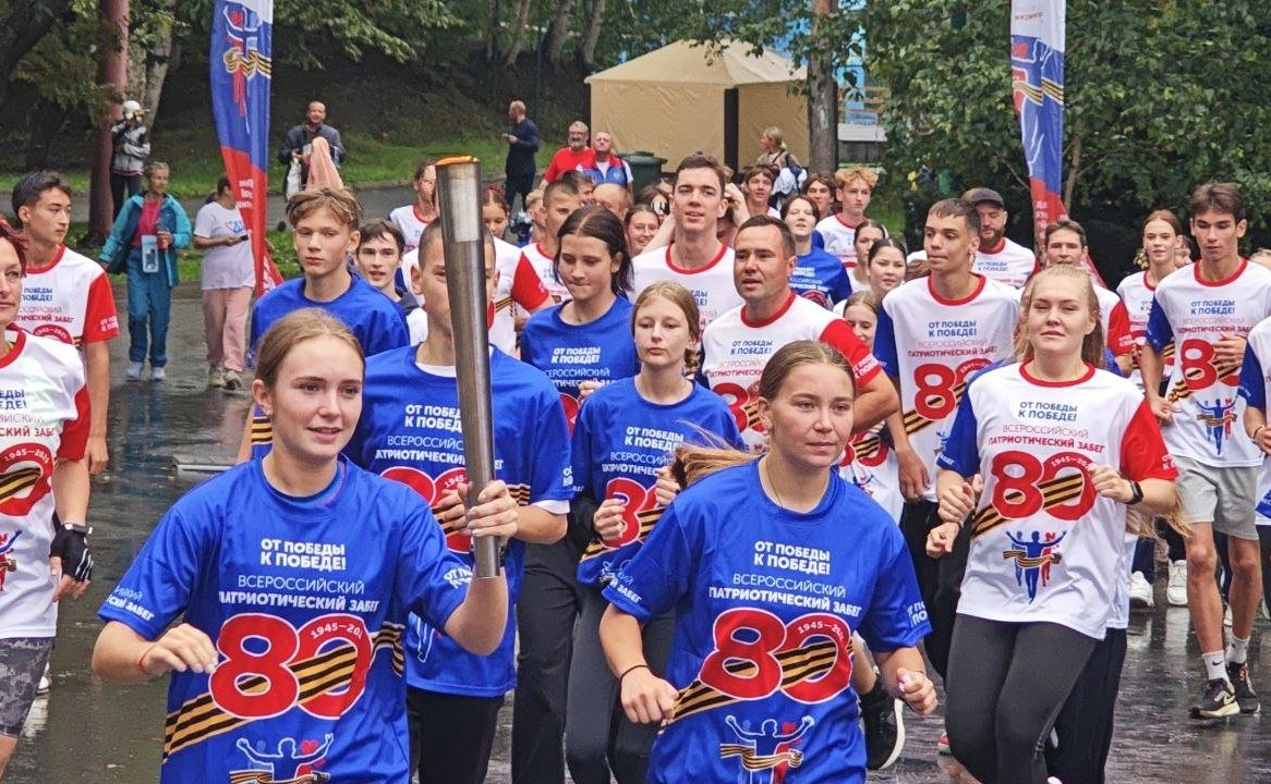 Андрей Хапочкин принял участие в церемонии старта финального этапа эстафеты «От Победы к Победе!»