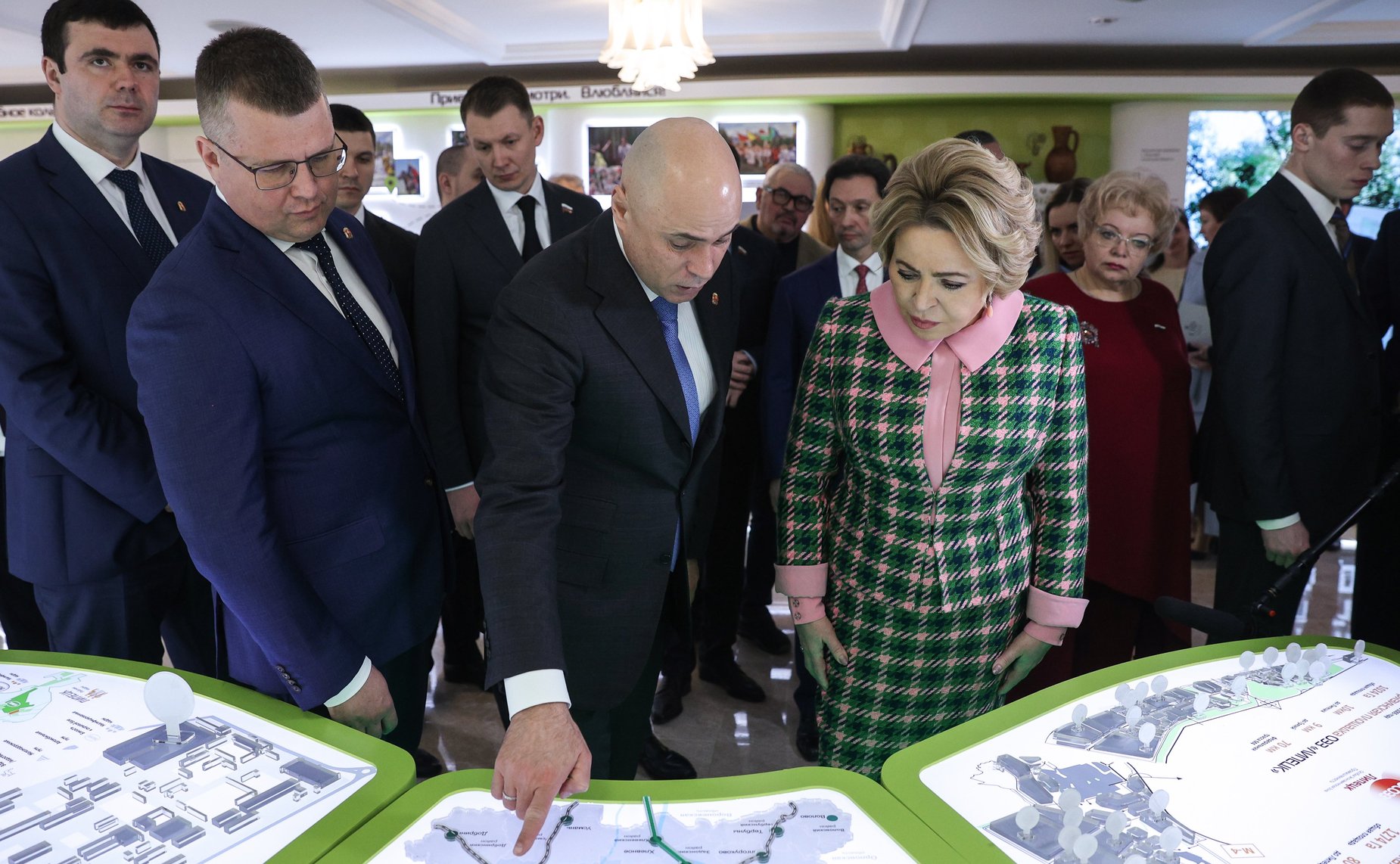 Валентина Матвиенко и Игорь Артамонов осмотрели выставку, посвященную истории и перспективным направлениям развития Липецкой области