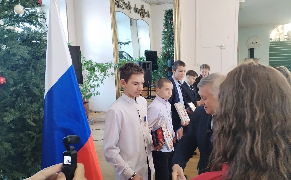 Сергей Михайлов вручил памятные медали Совета Федерации «За проявленное мужество» подросткам из города Нерчинск