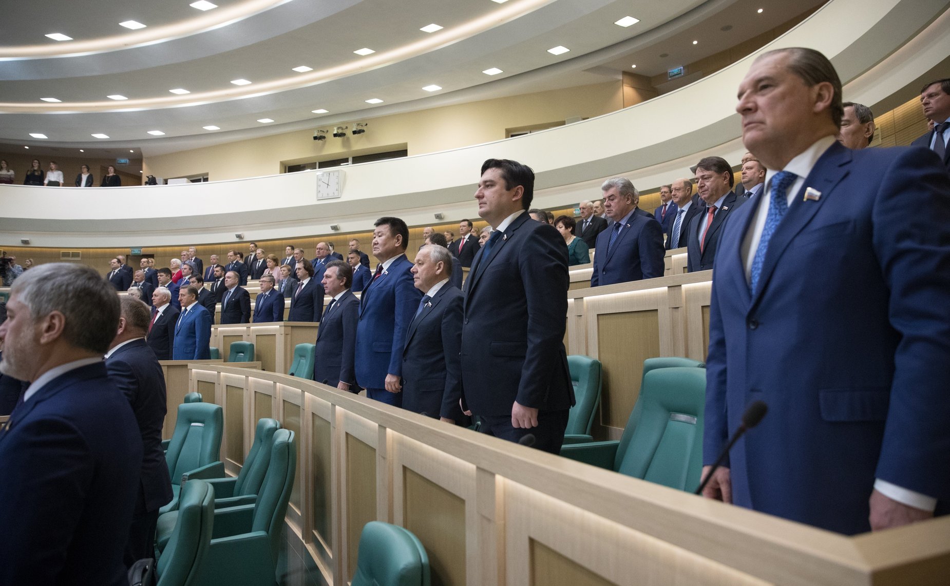 Сенаторы слушают гимн России перед 426-м заседанием Совета Федерации