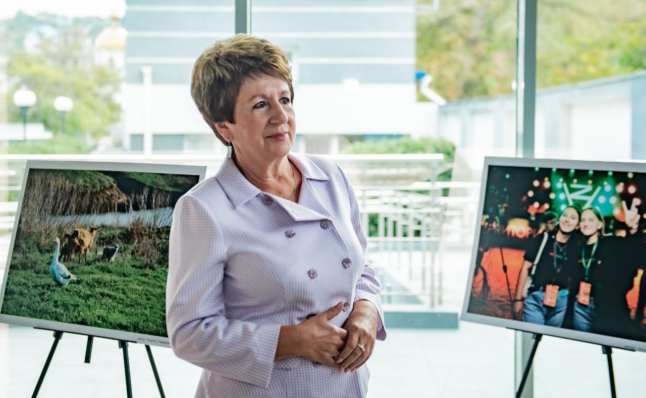 Екатерина Алтабаева открыла выставку, посвящённую воссоединению ДНР, ЛНР, Запорожской и Херсонской областей с Россией