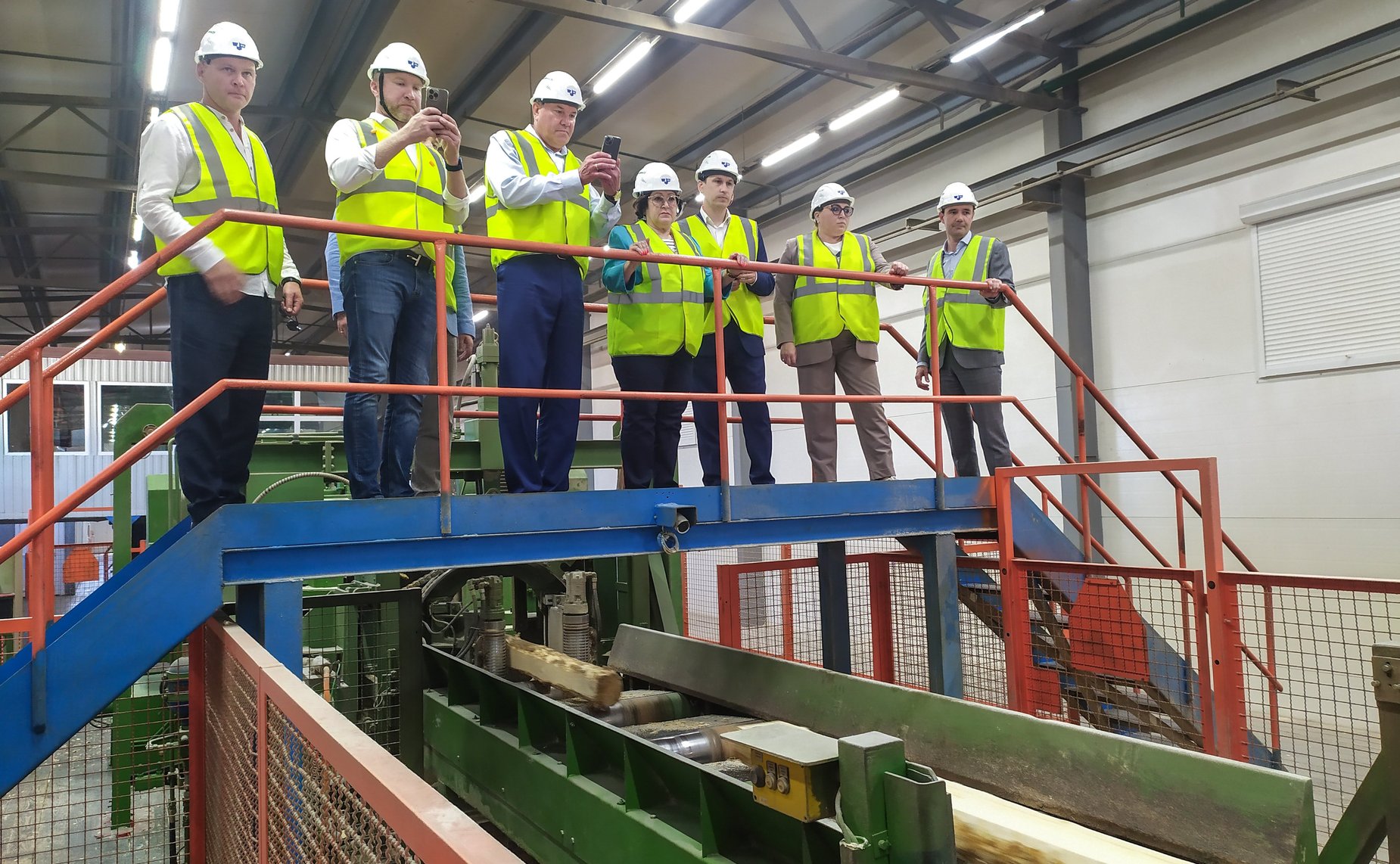 В рамках работы Совета по вопросам развития лесного комплекса сенаторы посетили ряд производственных объектов на территории Архангельской области