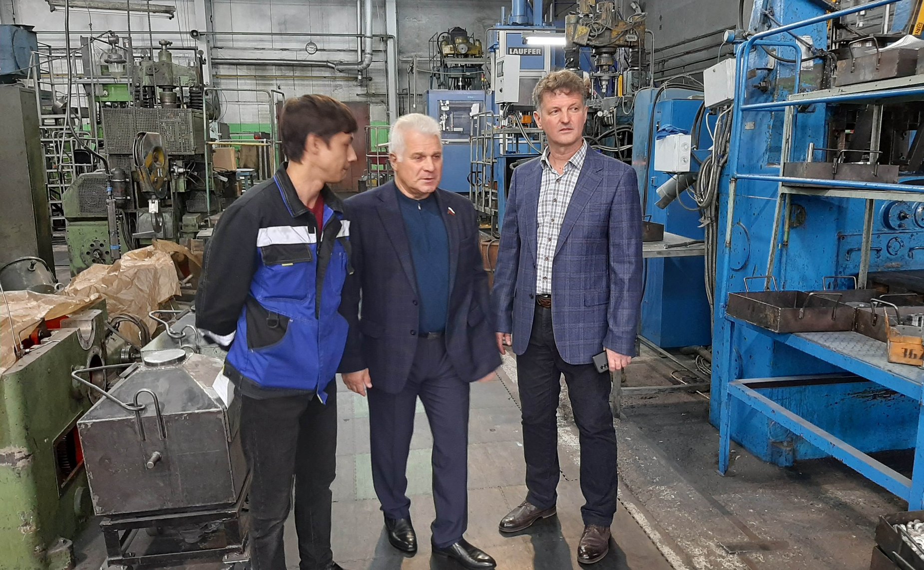 Сергей Мартынов во время визита в регион осмотрел цеха ОКТБ