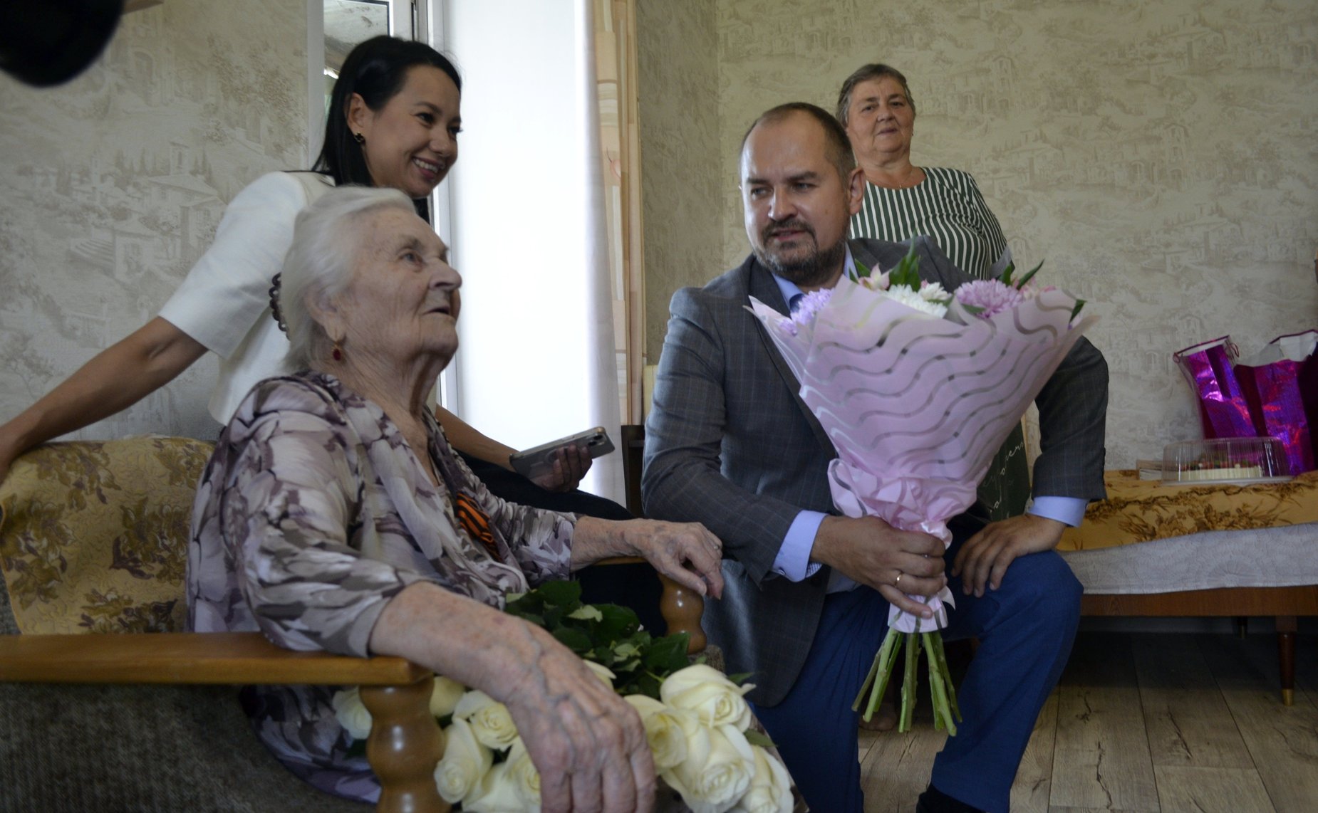 Сергей Мартынов поздравил со 100-летием жительницу Йошкар-Олы, ветерана Великой Отечественной войны