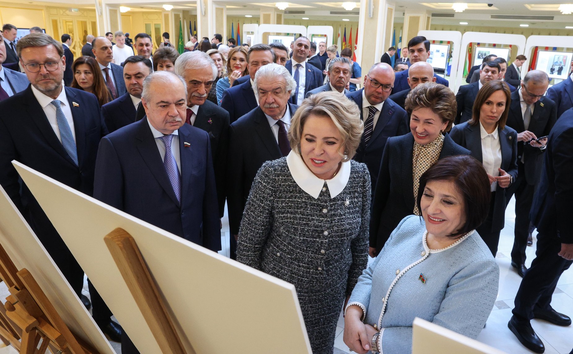 Валентина Матвиенко и Председатель Милли Меджлиса Азербайджанской Республики Сагиба Гафарова открыли в верхней палате российского парламента фотовыставку «В России часть моей души…», посвященную 100-летию со дня рождения Гейдара Алиева