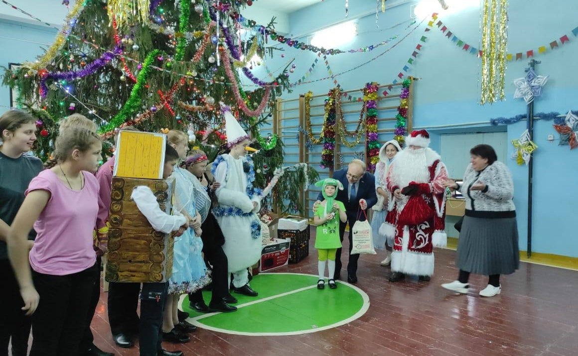 Вместе с Дедом Морозом и Снегурочкой на новогодней ёлке поздравляли детей-сирот Тельченской общеобразовательной школы-интерната Мценского района Орловской области