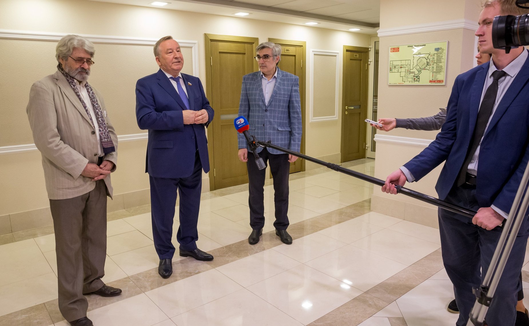 Открытие в Совете Федерации выставки скульптуры и графики Олега Закоморного