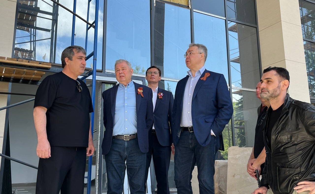 Анатолий Артамонов проверил ход строительства социальных объектов в Кисловодске