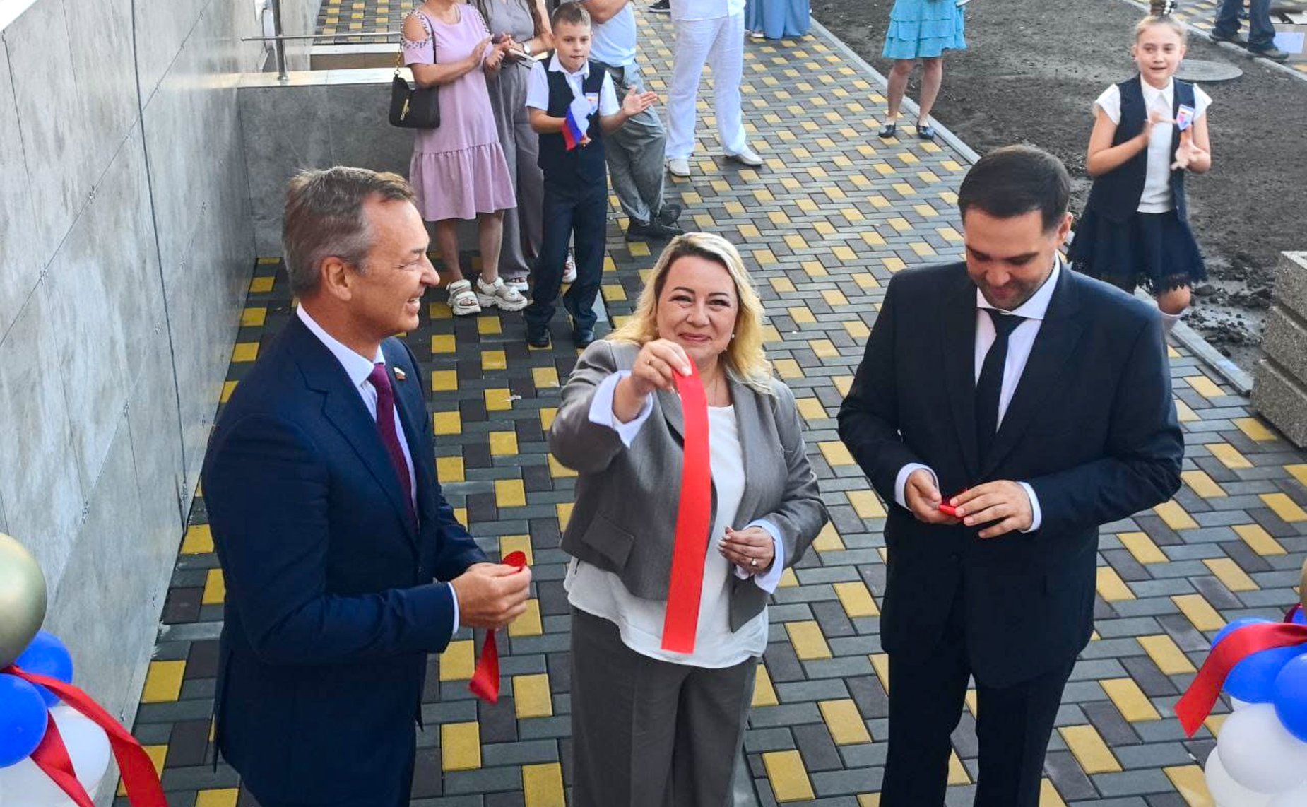 Первый заместитель Председателя Совета Федерации Андрей Яцкин поздравил учителей и учеников начальной школы № 5 города Азова с Днем знаний