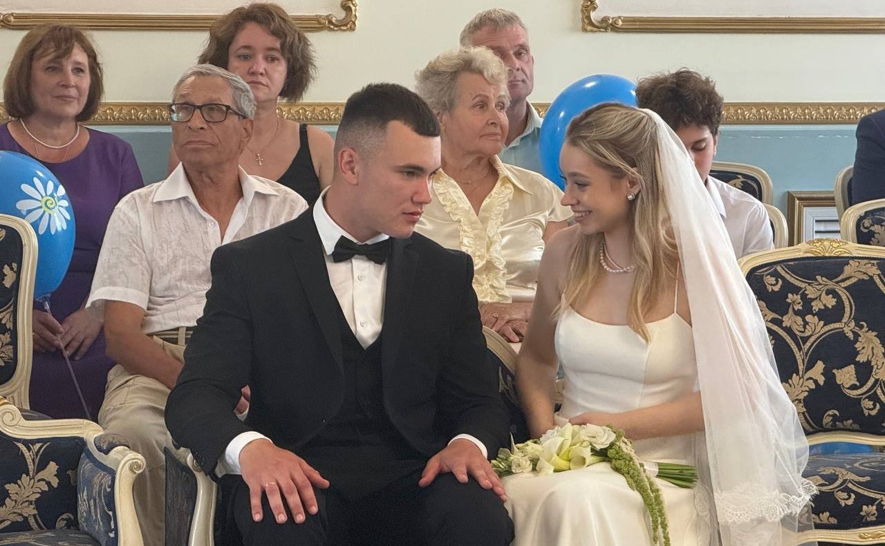 Руслан Смашнев поздравил смоленские пары с Днем семьи, любви и верности