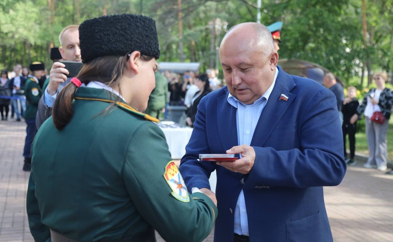 Андрей Базилевский наградил медалями Министерства обороны Российской Федерации «За участие в военном Параде в День Победы» казачью молодежь окружного казачьего общества Хабаровского края Уссурийского войскового казачьего общества