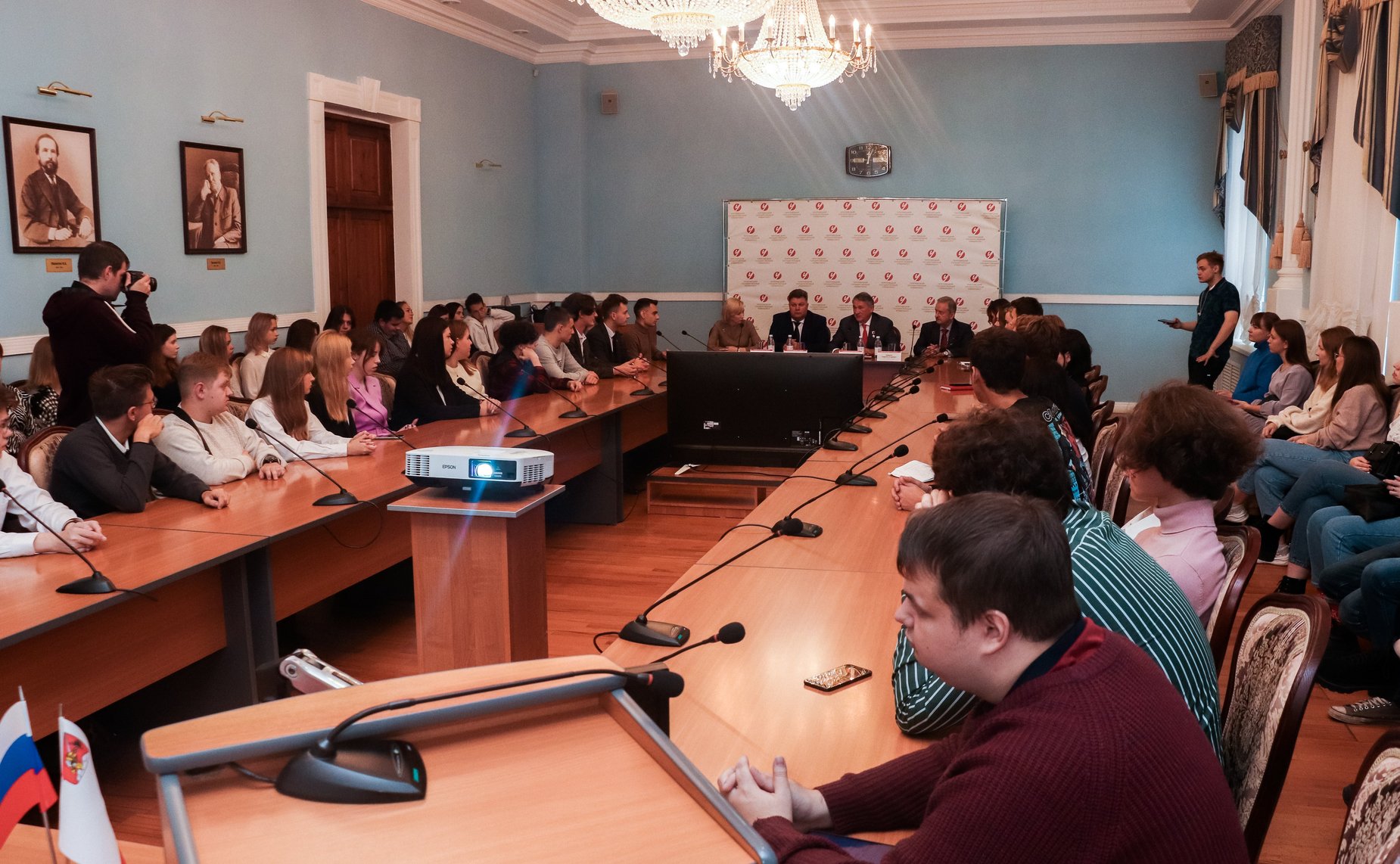 Юрий Воробьев провел встречу с представителями студенческих сообществ и объединений региона на тему «Мир сегодня»