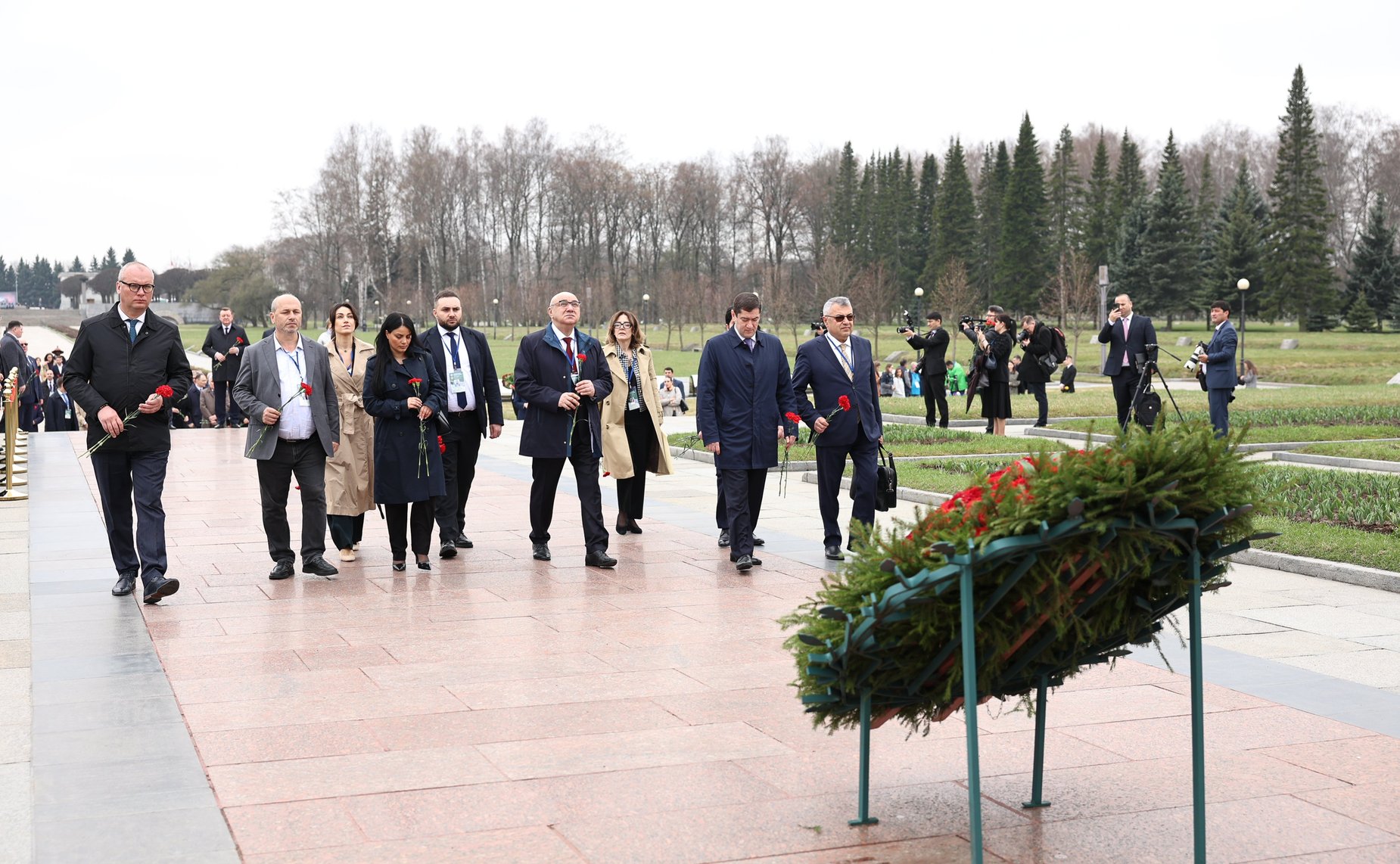 Делегации стран-участниц Межпарламентской Ассамблеи СНГ возложили венки и цветы к Монументу «Мать-Родина» на Пискаревском мемориальном кладбище, а также к памятным плитам государств на Аллее Памяти