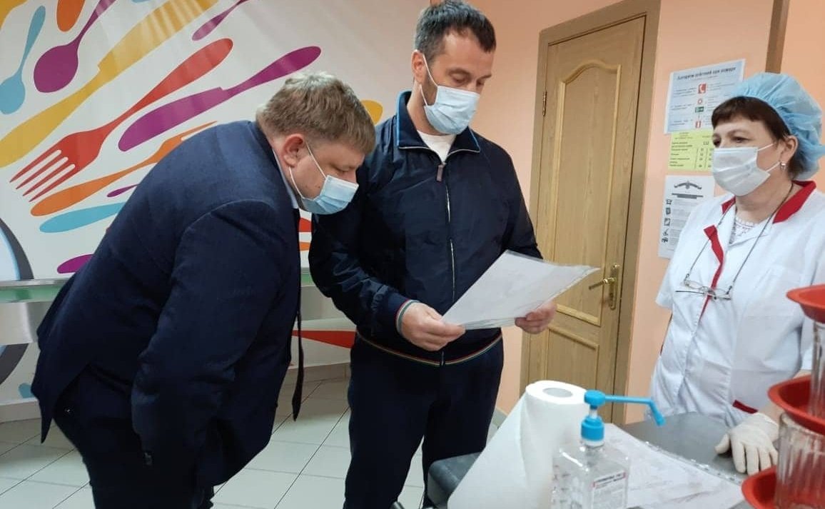 Эдуард Исаков в рамках рабочей поездки в регион ознакомился с деятельностью детских лагерей различных направлений