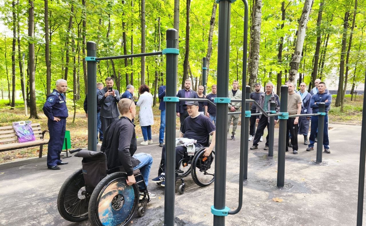 Андрей Хапочкин выступил инициатором проекта создания инклюзивной спортивной площадки для раненых бойцов, проходящих лечение в госпитале им. Н. Н. Бурденко