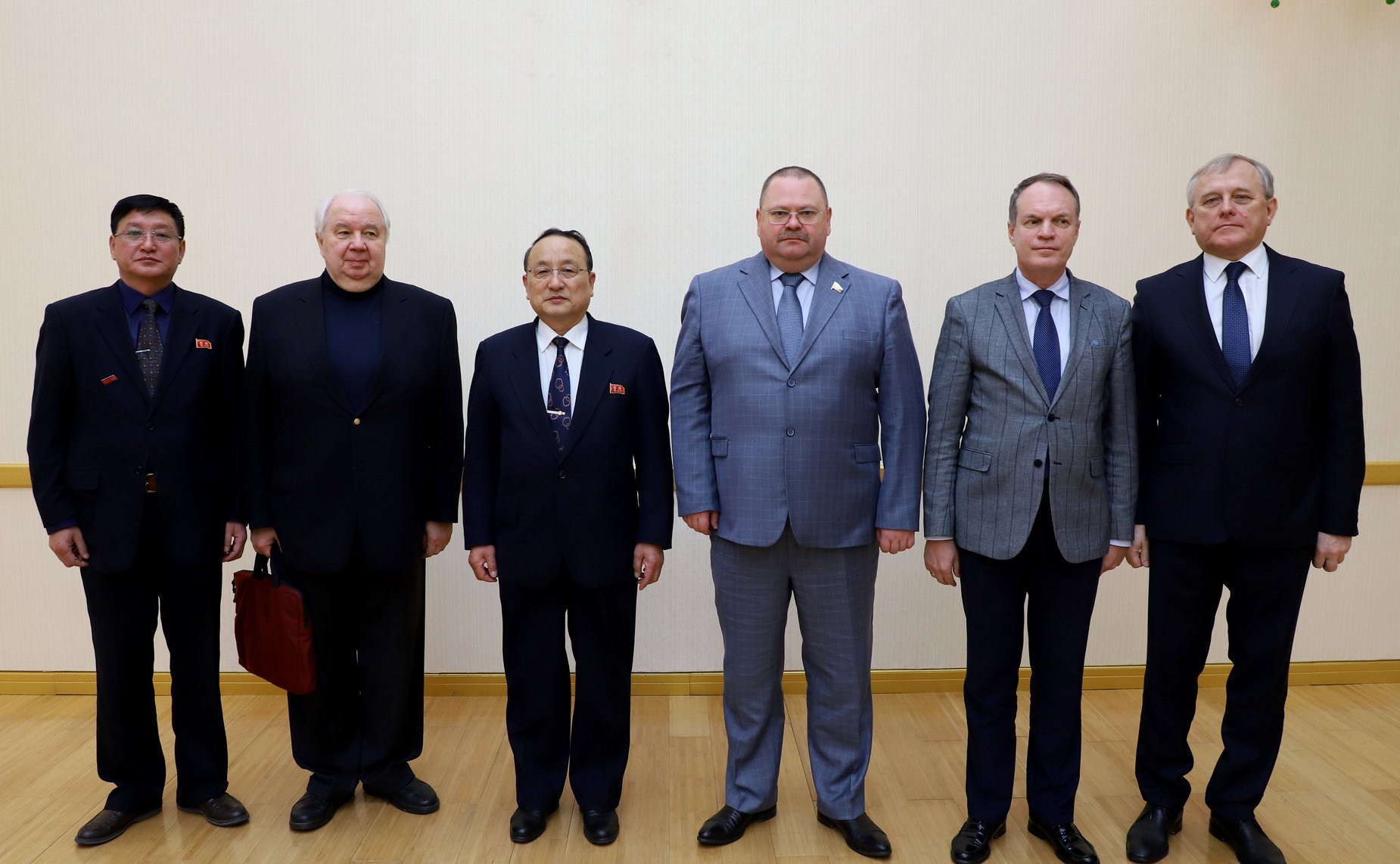 Встреча с председателем депутатской группы содействия развитию корейско-российской дружбы Верховного Народного собрания КНДР Хон Со Хоном в здании парламента КНДР