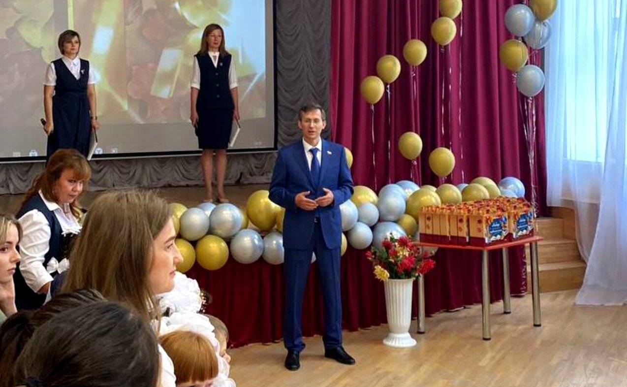 Павел Тараканов принял участие в торжественных линейках и провел открытые уроки в школах Тюменской области