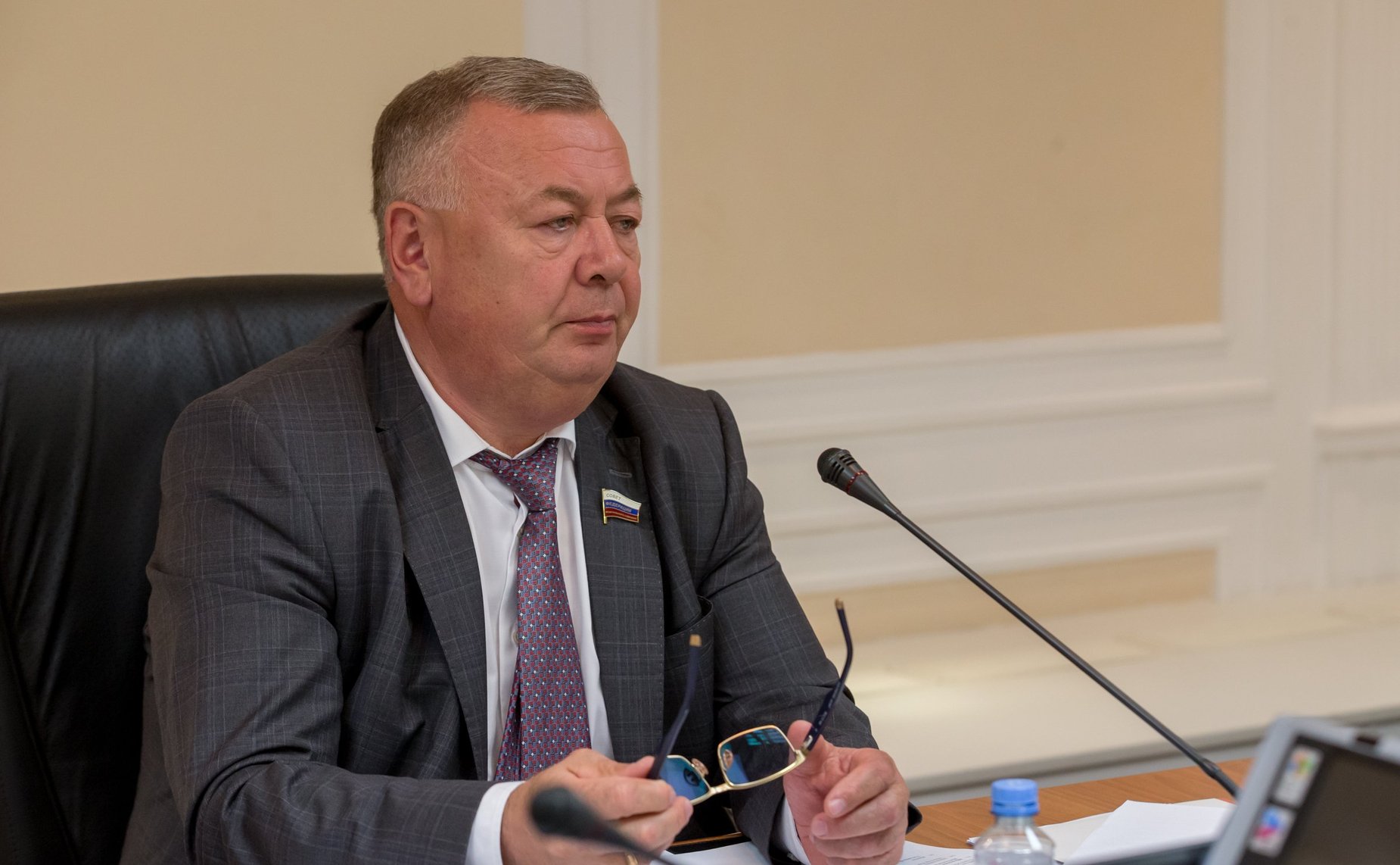 В. Николаев