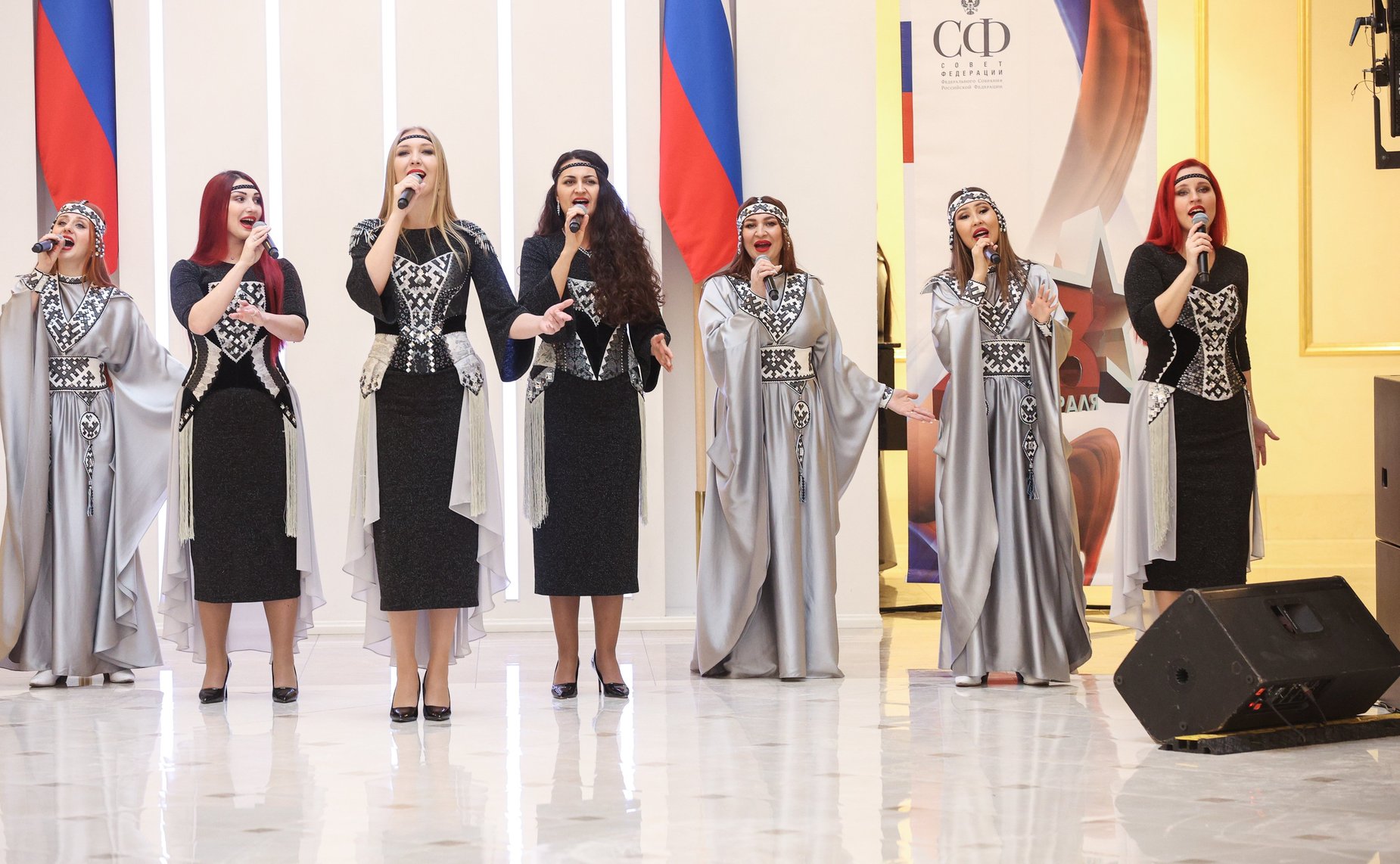 Валентина Матвиенко и Дмитрий Артюхов осмотрели выставку, посвященную истории и перспективным направлениям развития Ямало-Ненецкого автономного округа