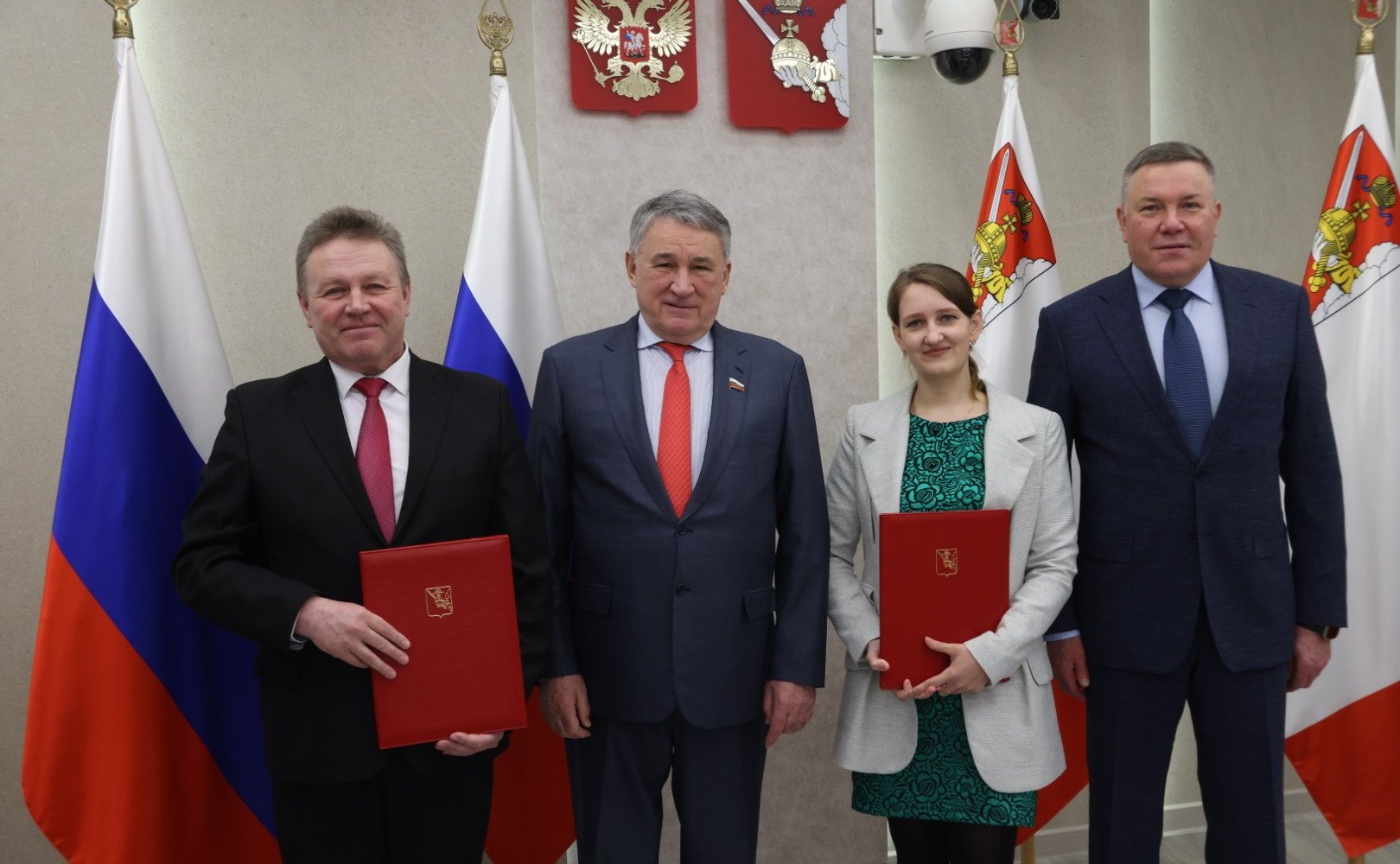 Заместитель Председателя Совета Федерации Юрий Воробьев и губернатор региона Олег Кувшинников приняли участие в церемонии подписания контракта на строительство детского сада в туристической жемчужине Вологодчины городе Кириллове