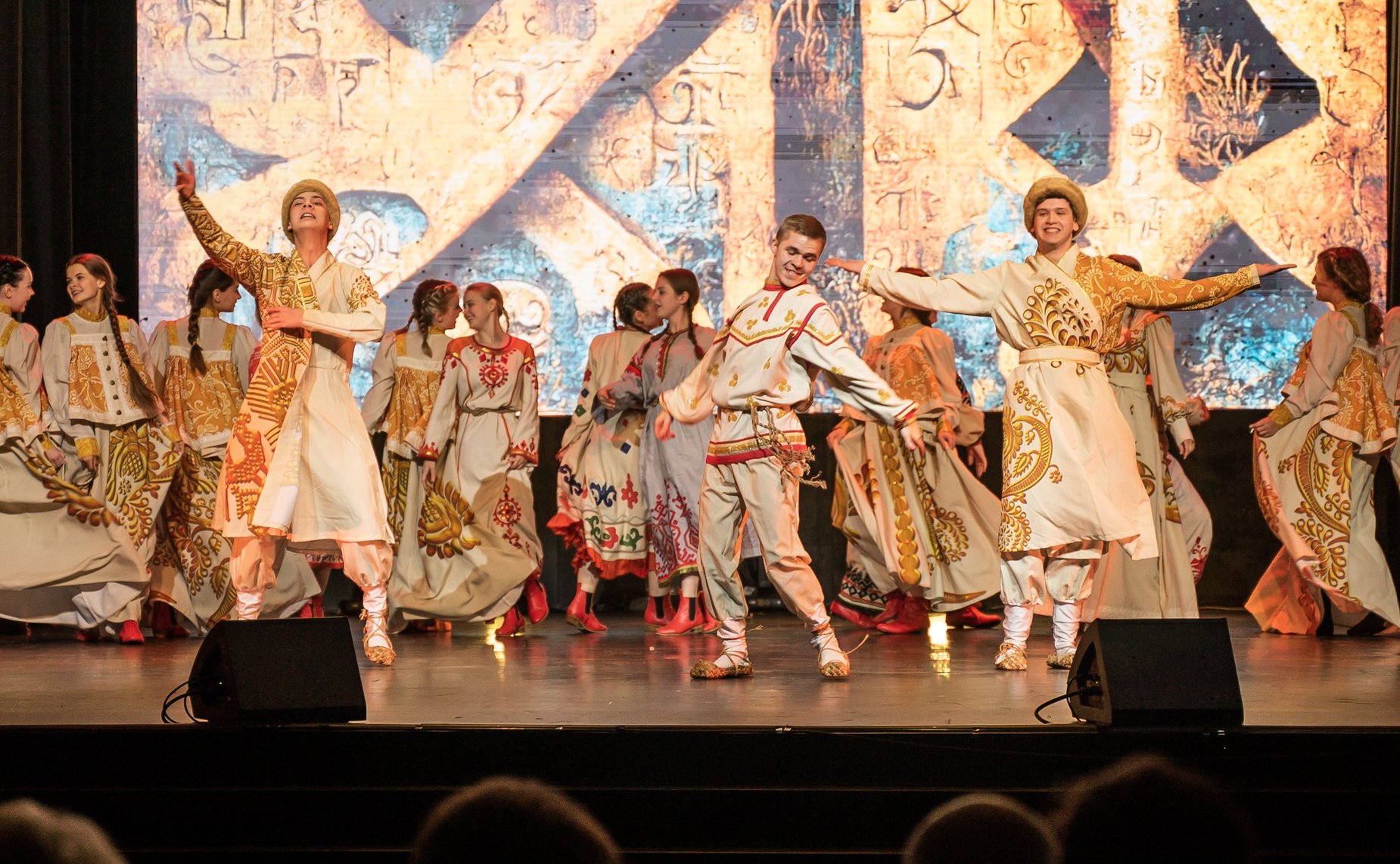 Перед участниками церемонии выступили Духовой оркестр Академии им. М. Матусовского, народный ансамбль современного танца «Диалект», студенты кафедры хореографического искусства ЛГАКИ