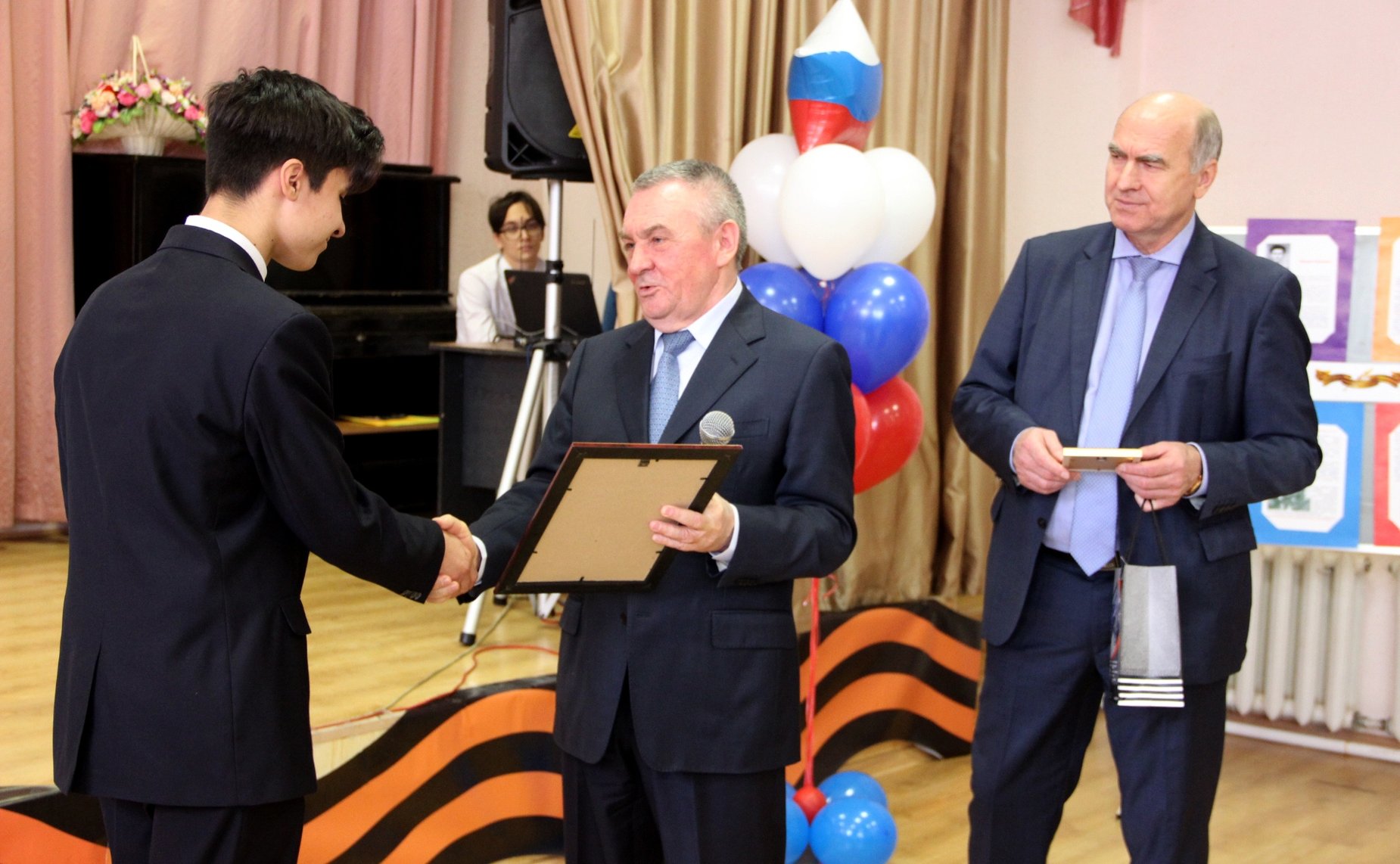 Владимир Бекетов вручил Грамоту Российского союза спасателей школьнику, совершившему героические поступок