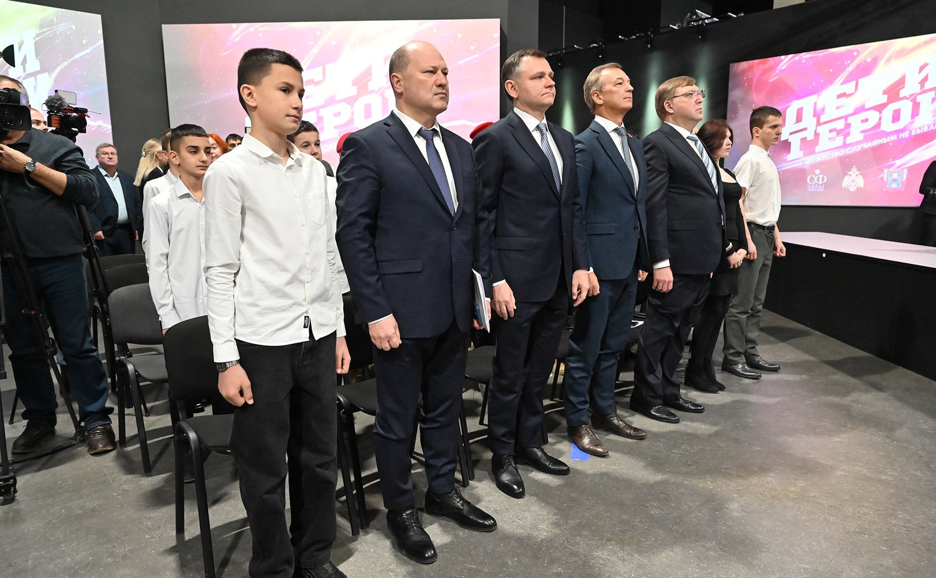 Андрей Яцкин, врио губернатора Ростовской области Юрий Слюсарь и председатель Законодательного Собрания региона Александр Ищенко приняли участие в церемонии награждения детей и подростков памятными медалями Совета Федерации «За проявленное мужество»