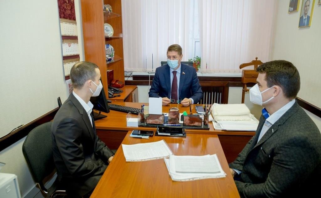 Андрей Шевченко провел встречу с руководством компании, деятельность которой направлена на сохранение и развитие пуховязального промысла в области