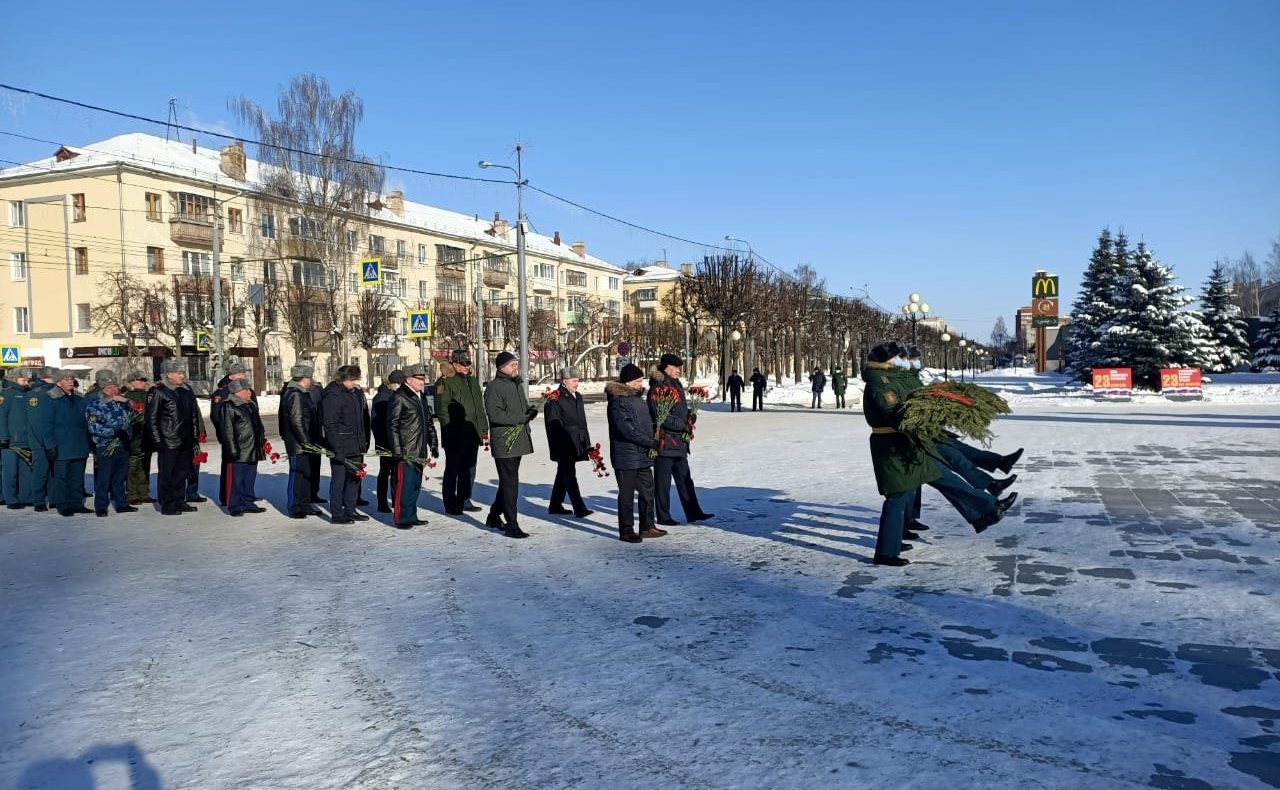 Сергей Мартынов принял участие в возложении цветов к Вечному огню в Йошкар-Оле и посетил ракетную дивизию