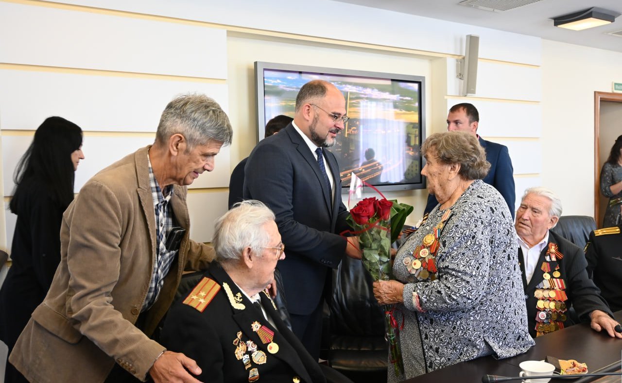 Александр Ролик совместно с главой Владивостока Константином Шестаковым провел встречу с проживающими в столице Приморья ветеранами — участниками боев с милитаристской Японией в августе-сентябре 1945 года