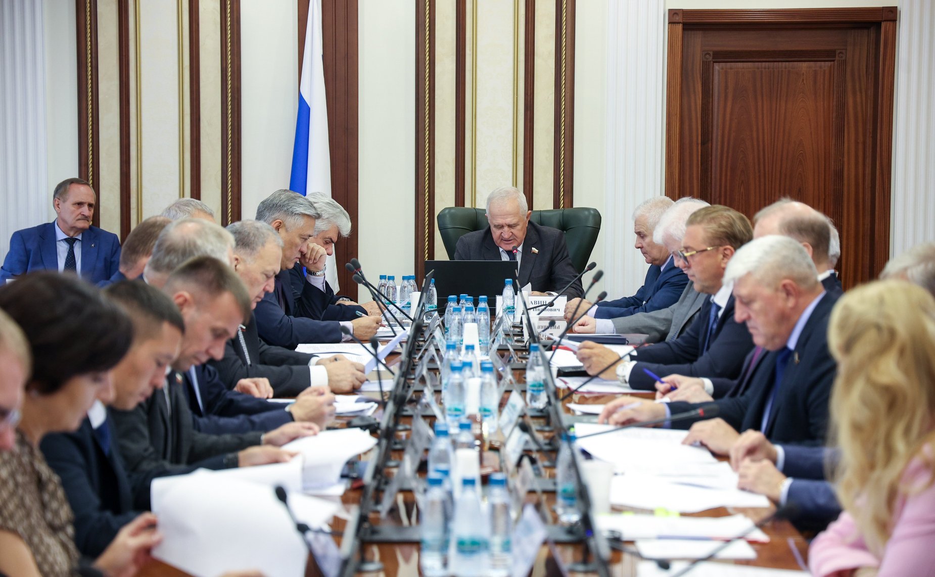 Круглый стол Комитета СФ по обороне и безопасности совместно с Комитетом СФ по социальной политике на тему «О деятельности государственных органов по поиску погибших, пропавших без вести и освобождению попавших в плен участников СВО»