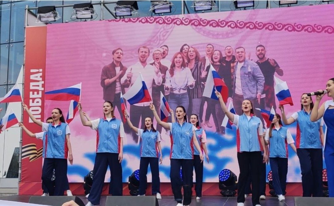 Александр Ролик во Владивостоке, в кампусе Дальневосточного федерального университета принял участие в патриотической акции «Международный Вальс Победы»