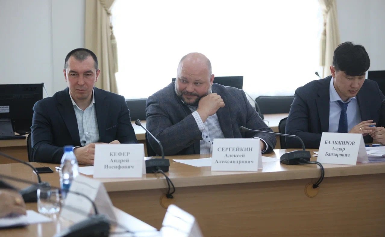 Баир Жамсуев и Сергей Михайлов провели совещание, на котором обсудили вопросы строительства школ и детских садов в регионе