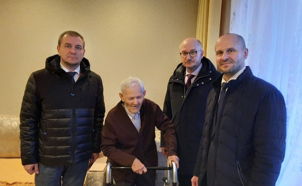 Олег Цепкин в преддверии Нового года посетил ветеранов Трёхгорного, Сатки и Юрюзани Челябинской области и поздравил их с наступающим праздником