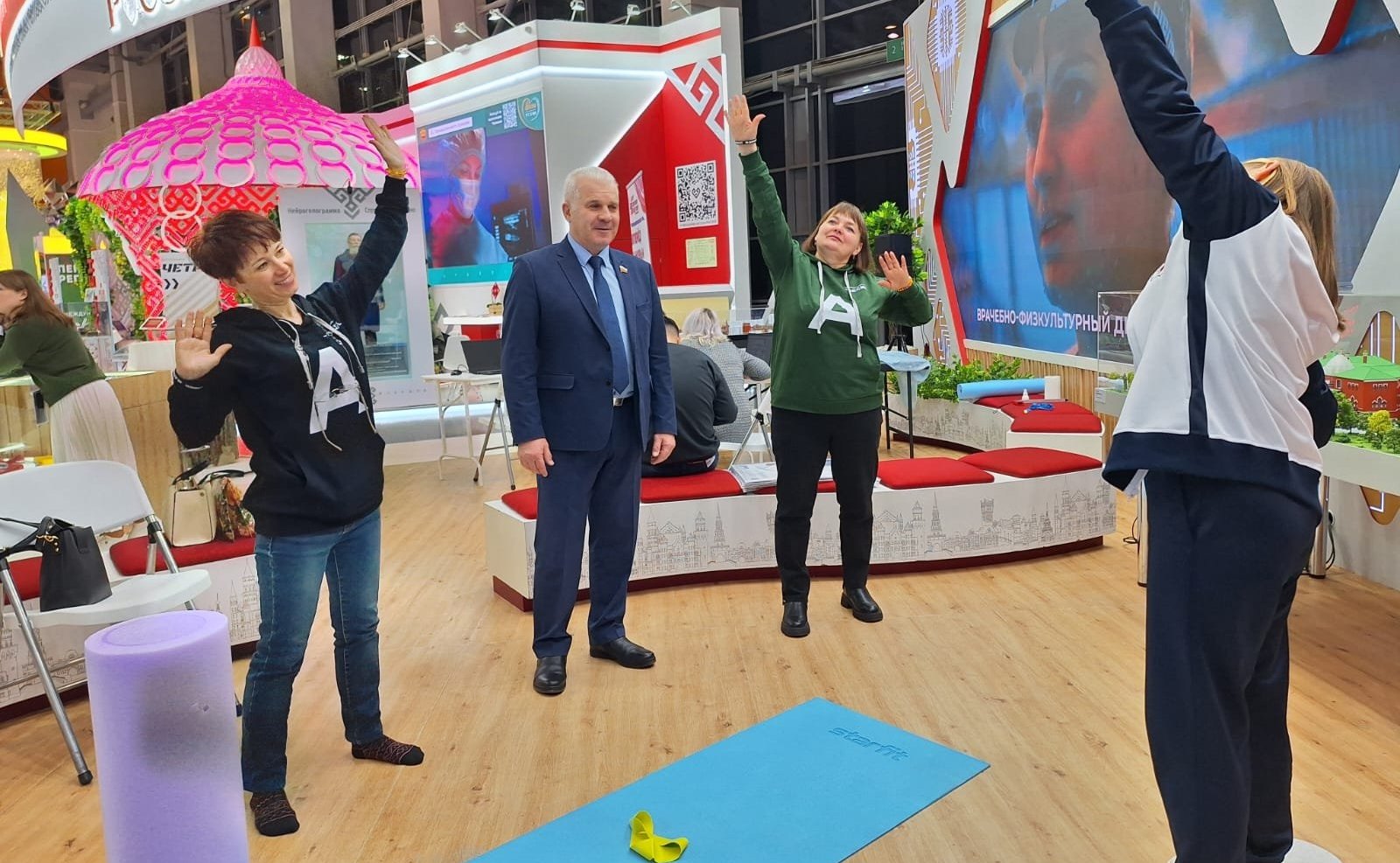 Сергей Мартынов оценил спортивную составляющую стенда Марий Эл на ВДНХ, где продолжается выставка-форум «Россия»