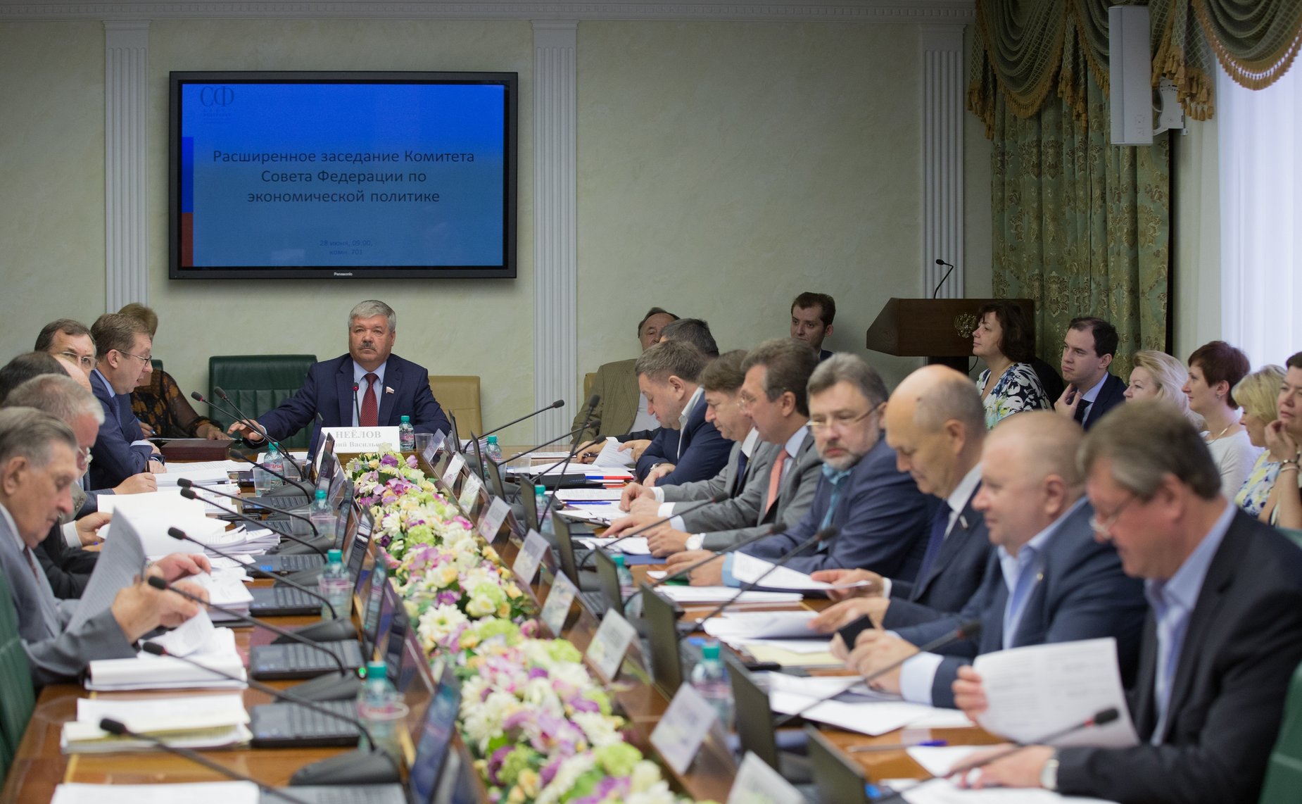 Ведет заседание Ю. Неелов