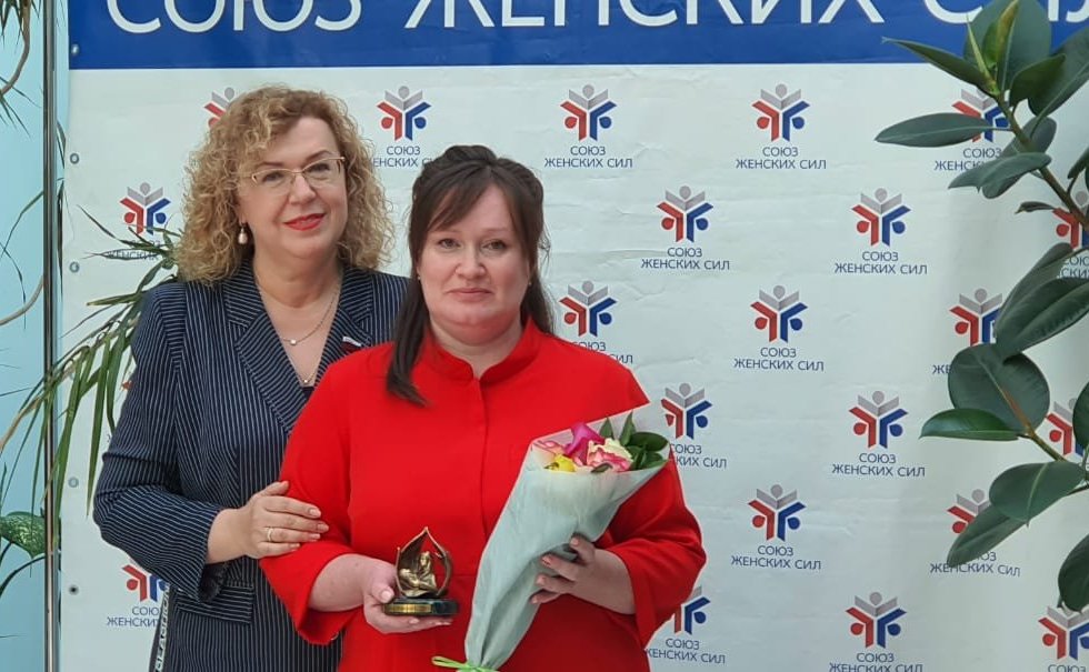 Ольга Епифанова вручила жительнице Республики, многодетной матери Елене Галевой общественную награду «Мать-героиня» 2 степени