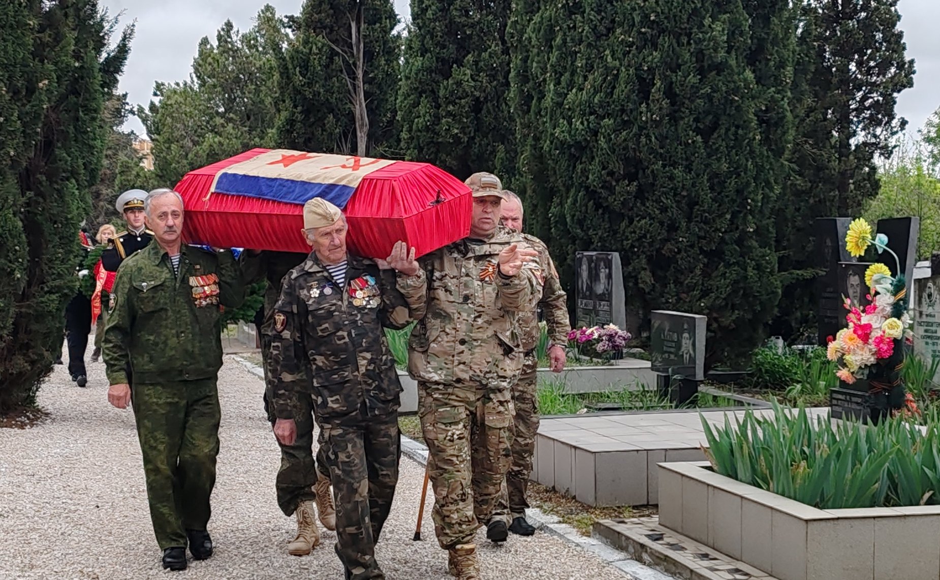 Лариса Мельник приняла участие в торжественной церемонии захоронения останков советских воинов, найденных в ходе поисковых работ. На мемориальном кладбище в посёлке Дергачи с воинскими почестями были захоронены 143 защитника Севастополя