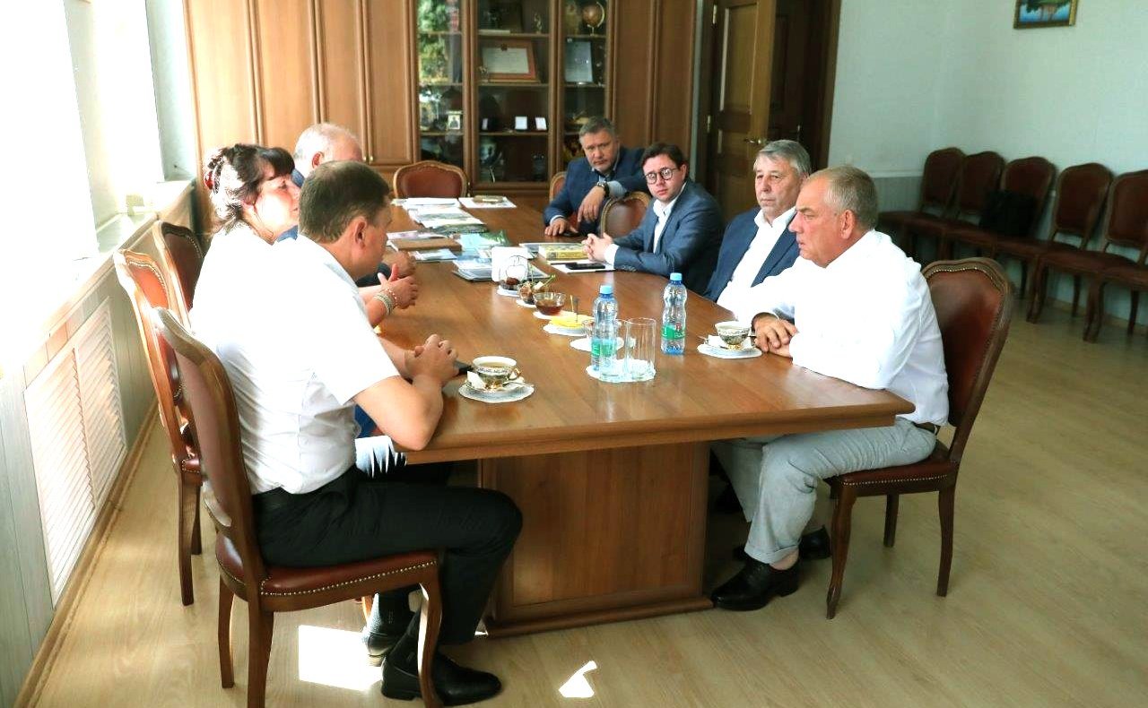 Сергей Митин провел выездное заседание рабочей группы по противодействию незаконному обороту упакованной питьевой воды