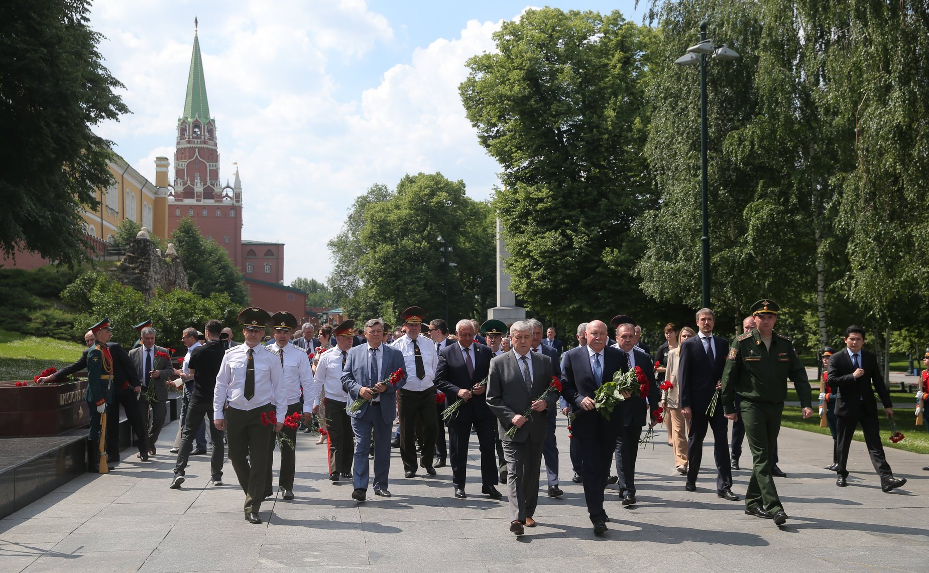 Участие сенаторов РФ в торжественной церемонии возложения венка от Посольства Республики Беларусь в РФ к Могиле неизвестного Солдата и цветов к мемориалам Город-Герой Минск и Брестская Крепость — Герой