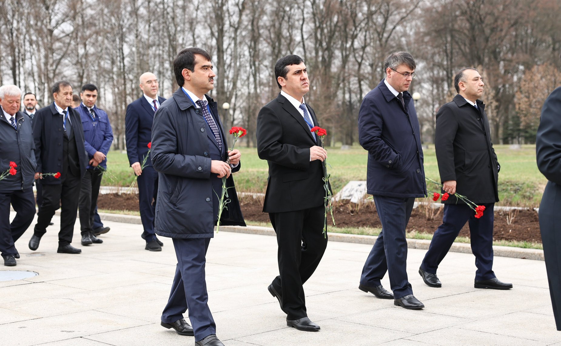 Делегации стран-участниц Межпарламентской Ассамблеи СНГ возложили венки и цветы к Монументу «Мать-Родина» на Пискаревском мемориальном кладбище, а также к памятным плитам государств на Аллее Памяти