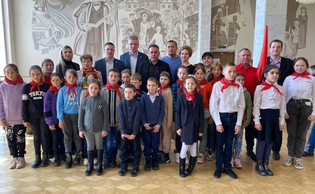 Айрат Гибатдинов принял участие в торжественном возложении цветов к памятнику Ленина совместно с губернатором Ульяновской области А. Русских