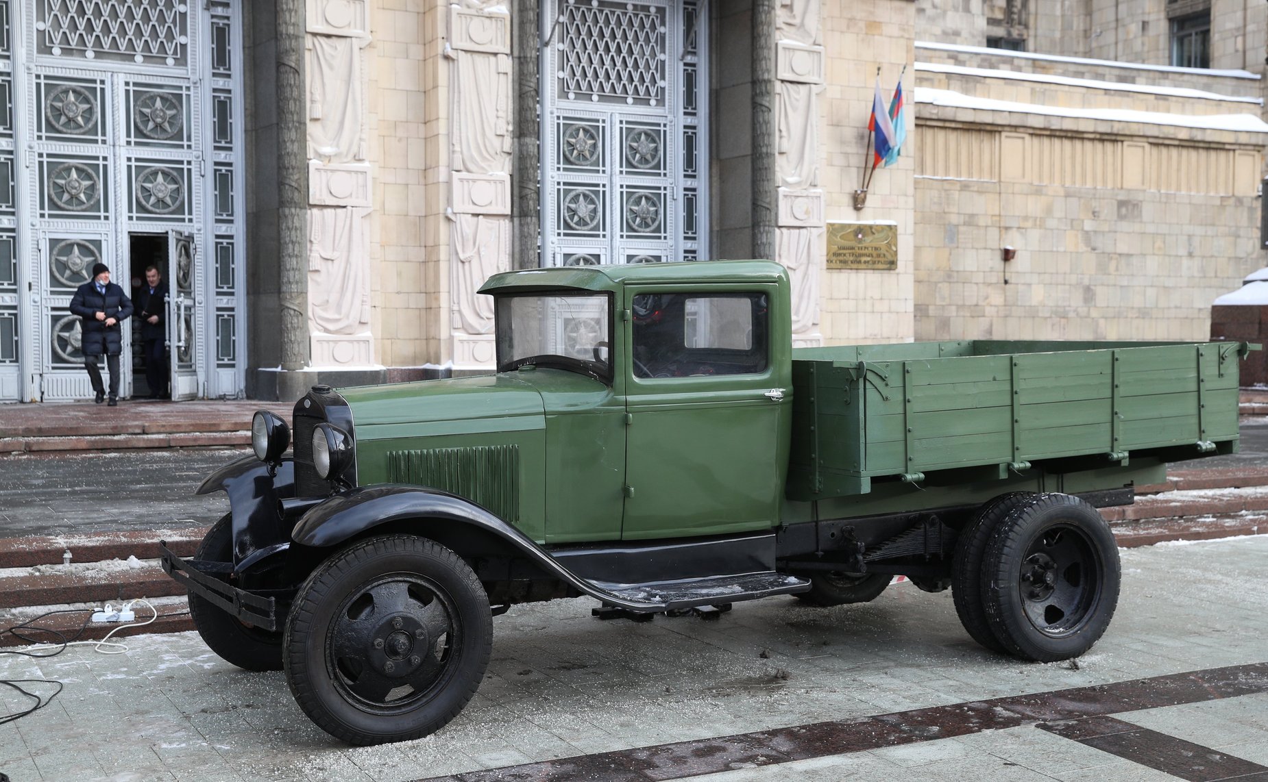 Сенаторы приняли участие в церемонии возложения цветов к «Полуторке» (ГАЗ АА)