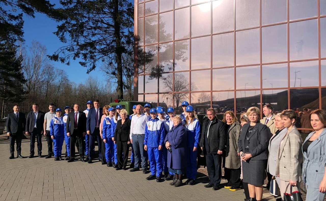 Дмитрий Василенко принял участие в организации и проведении в регионе выставки детских работ — победителей конкурса «Дорога жизни — 80 лет»