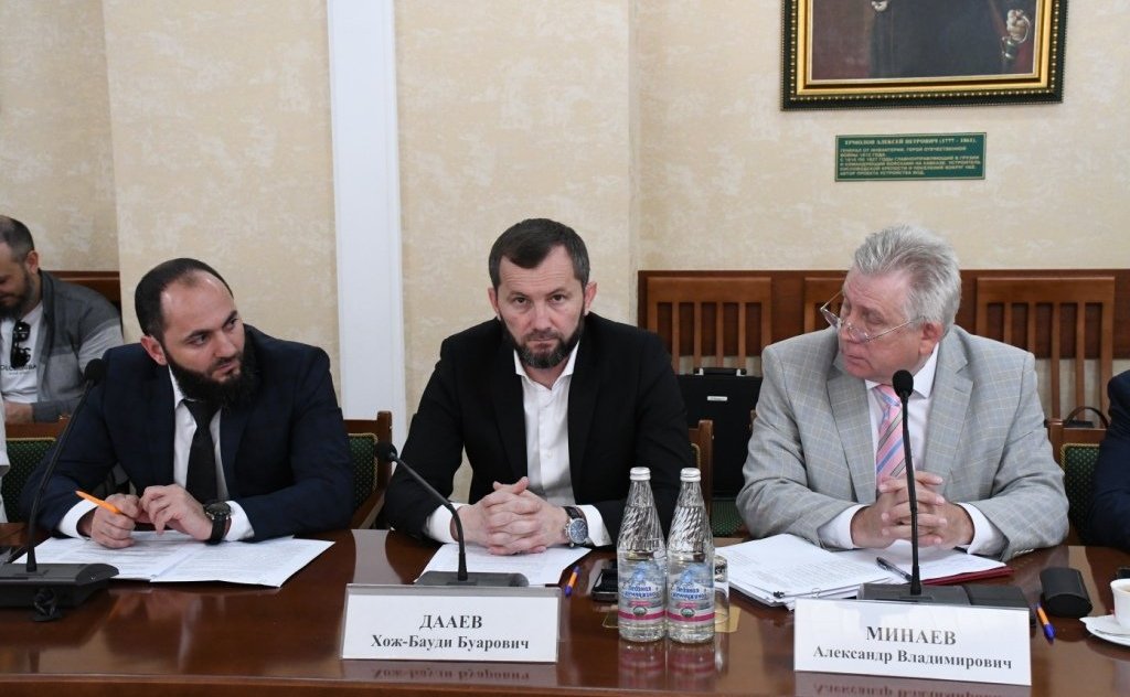 Заместитель председателя Комитета СФ по социальной политике Мохмад Ахмадов провел выездное совещание по вопросу мониторинга реализации положений Федерального закона, направленного на гармонизацию законодательства о спорте