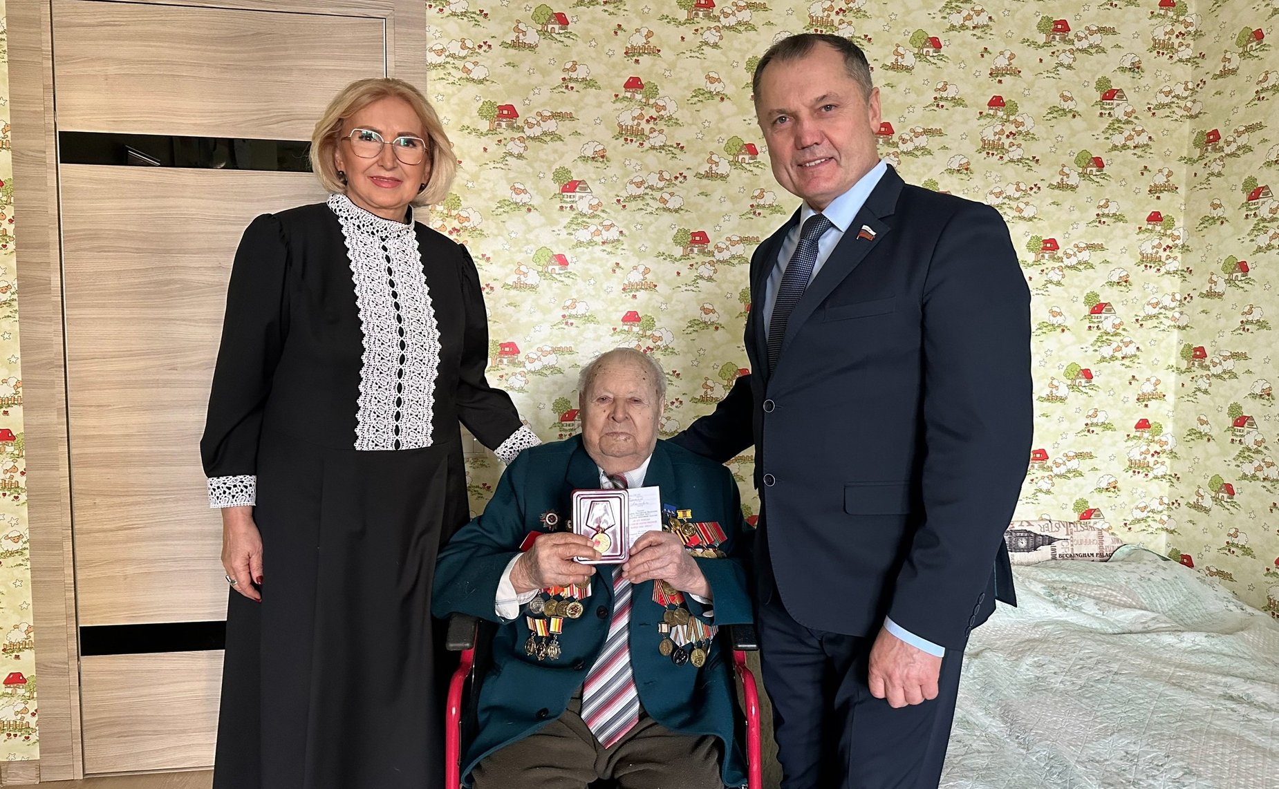 Игорь Мурог вручил юбилейную медаль «80 лет Победы в Великой Отечественной войне 1941–1945 годов», учрежденную в год 80-летия Великой Победы Указом Президента России Владимира Путина, ветеранам Великой Отечественной войны