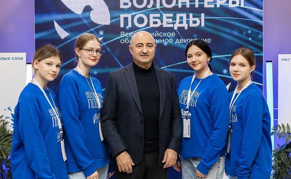 Александр Вайнберг встретился с участниками международного форума «Волонтеров Победы»